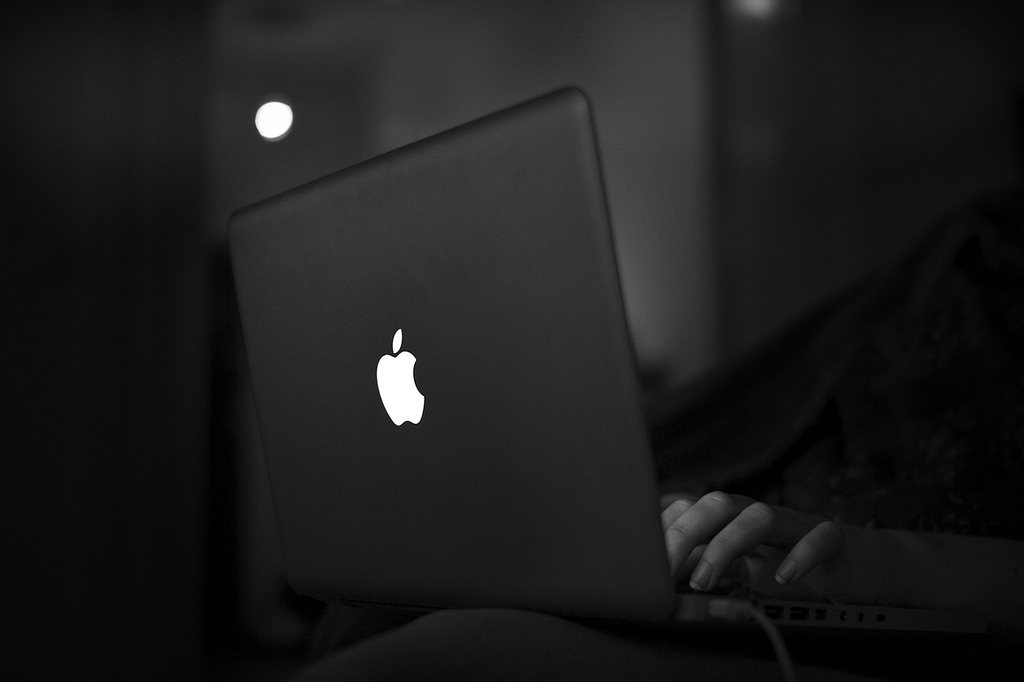 iPhone 6のAppleロゴはMacBookのように光るかもしれない！？