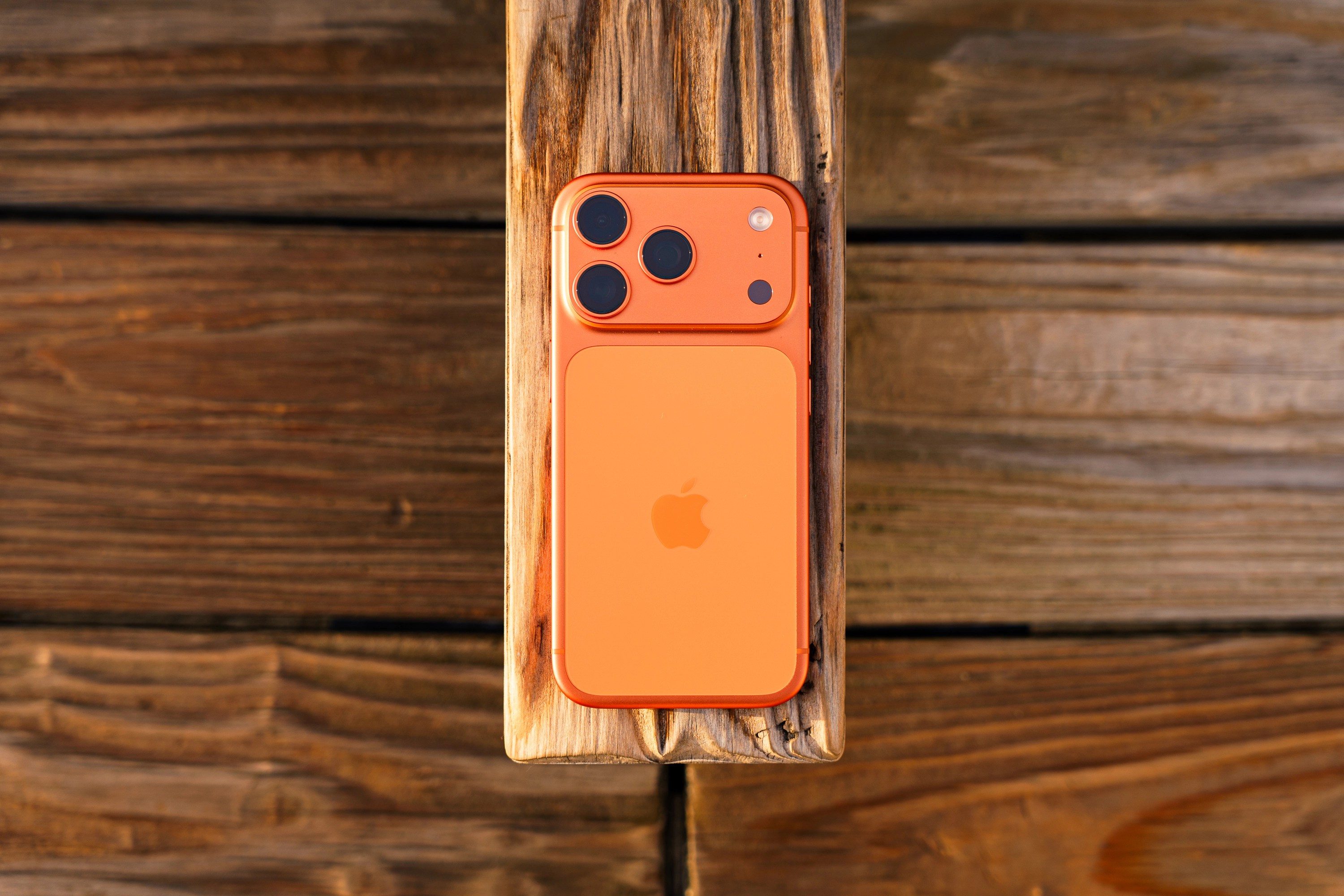 iPhone 18 Pro Maxだけ可変絞り・6倍光学ズーム？Proとのカメラ差が拡大か