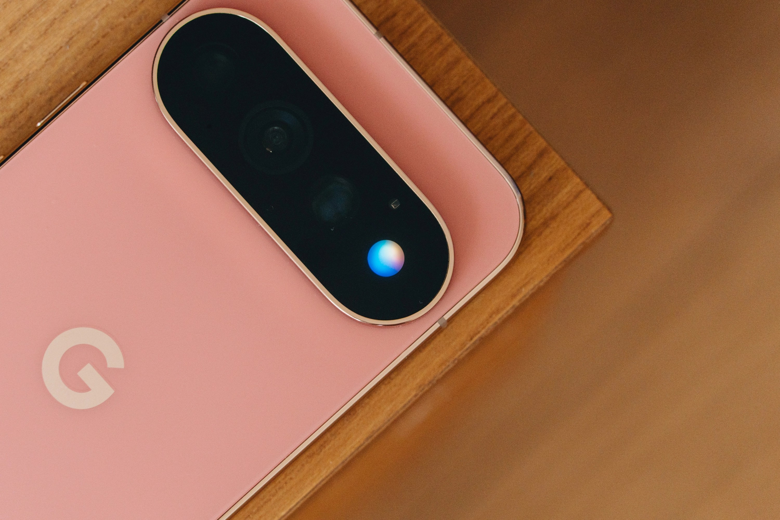 Pixel 11 Proの「HiLight」を魔改造して、LINEの通知を緑、Gmailは赤、Slackは虹で光らせる