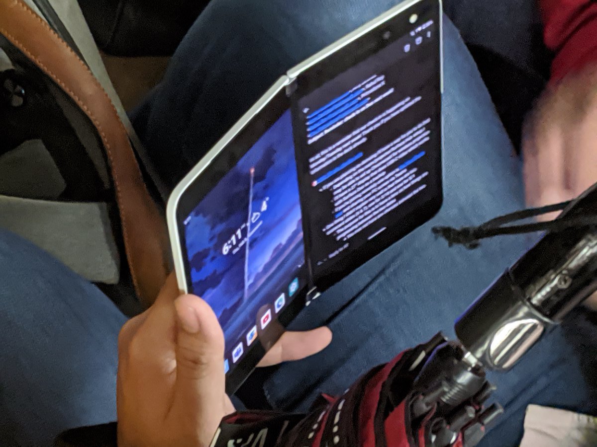 2画面スマホ「Surface Duo」の実機写真が流出