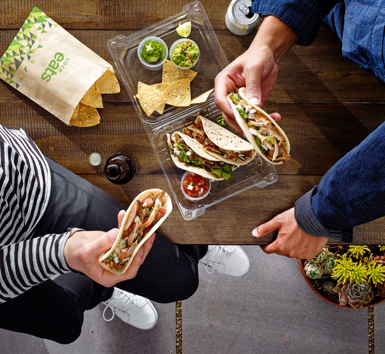 Uber Eats、配送料一律380円を変更。混雑時は3倍・1,000円を超えるケースも