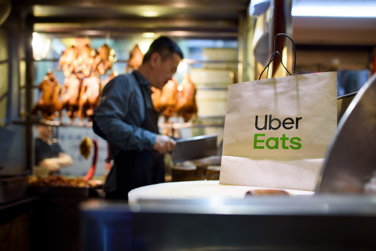 UberEats、配送手数料が一律380円から変動性に