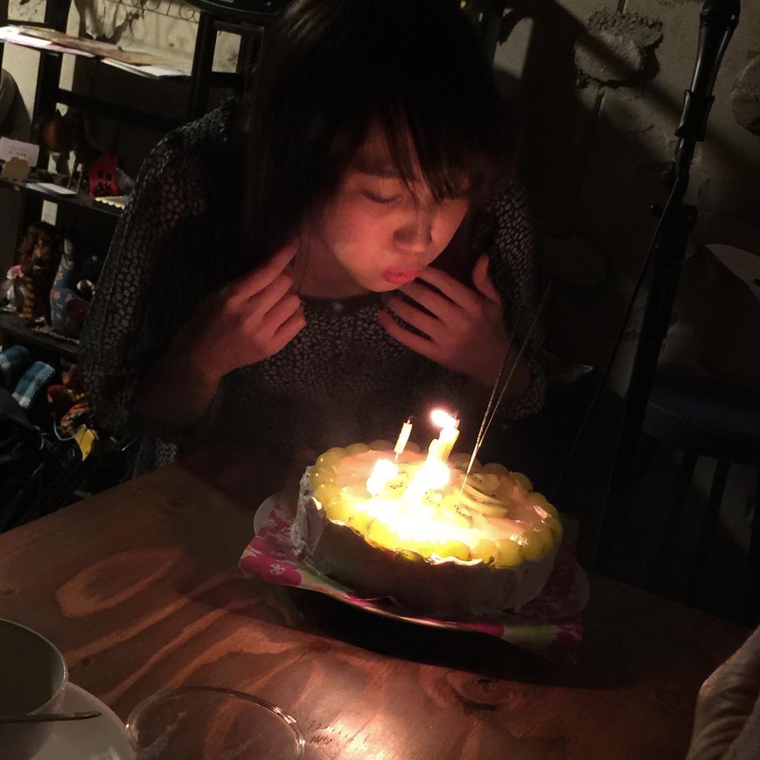 @seri_kana せりかな バースデーライブ ミナミ宗右衛門町 Tutta la tavola みぃあ食堂 みぃあ食堂満席でした。 活動始めて5年 最初から知ってますが、なんだかすごく綺麗になった。 正直な感想でしたが喜んでくれていつもより余分に握手してもらいました。 明日は神戸キャッシュボックス #セリカナ