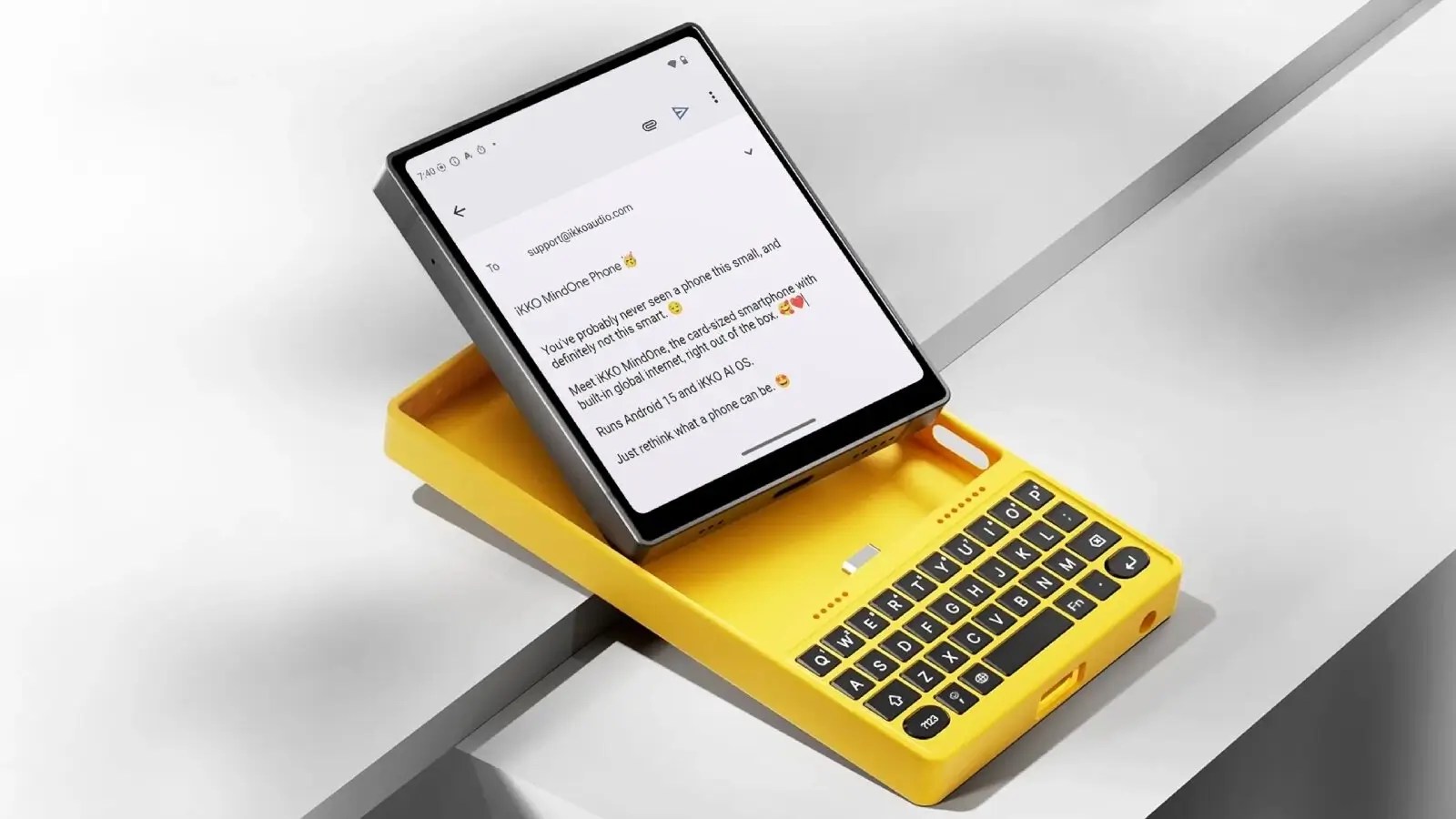 Smartfon Mind One o rozmiarze karty kredytowej z doczepianą klawiaturką