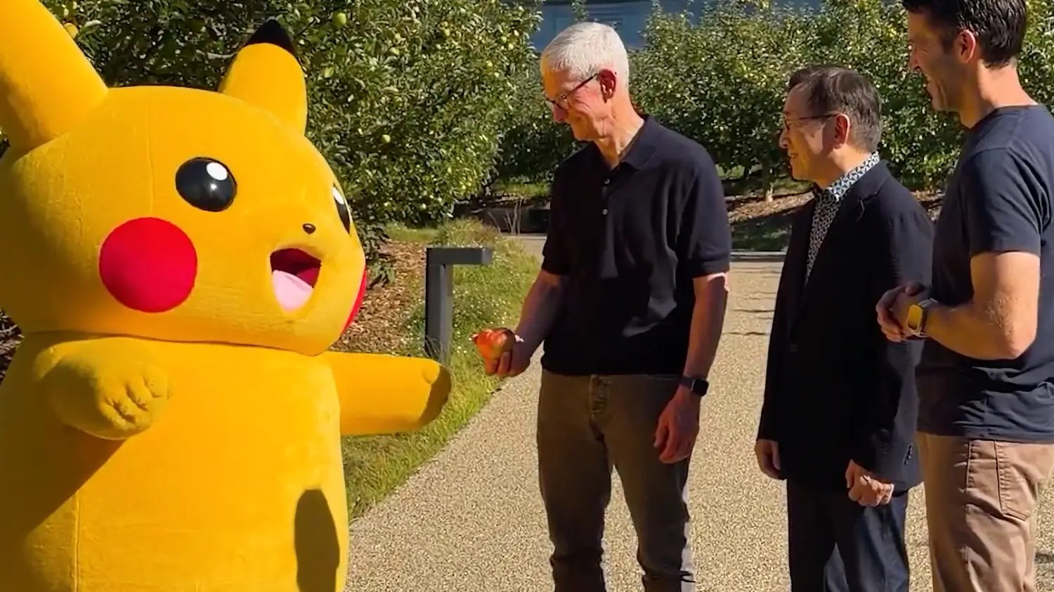 Pikachu i prezes Pokémon Company w Apple Parku!