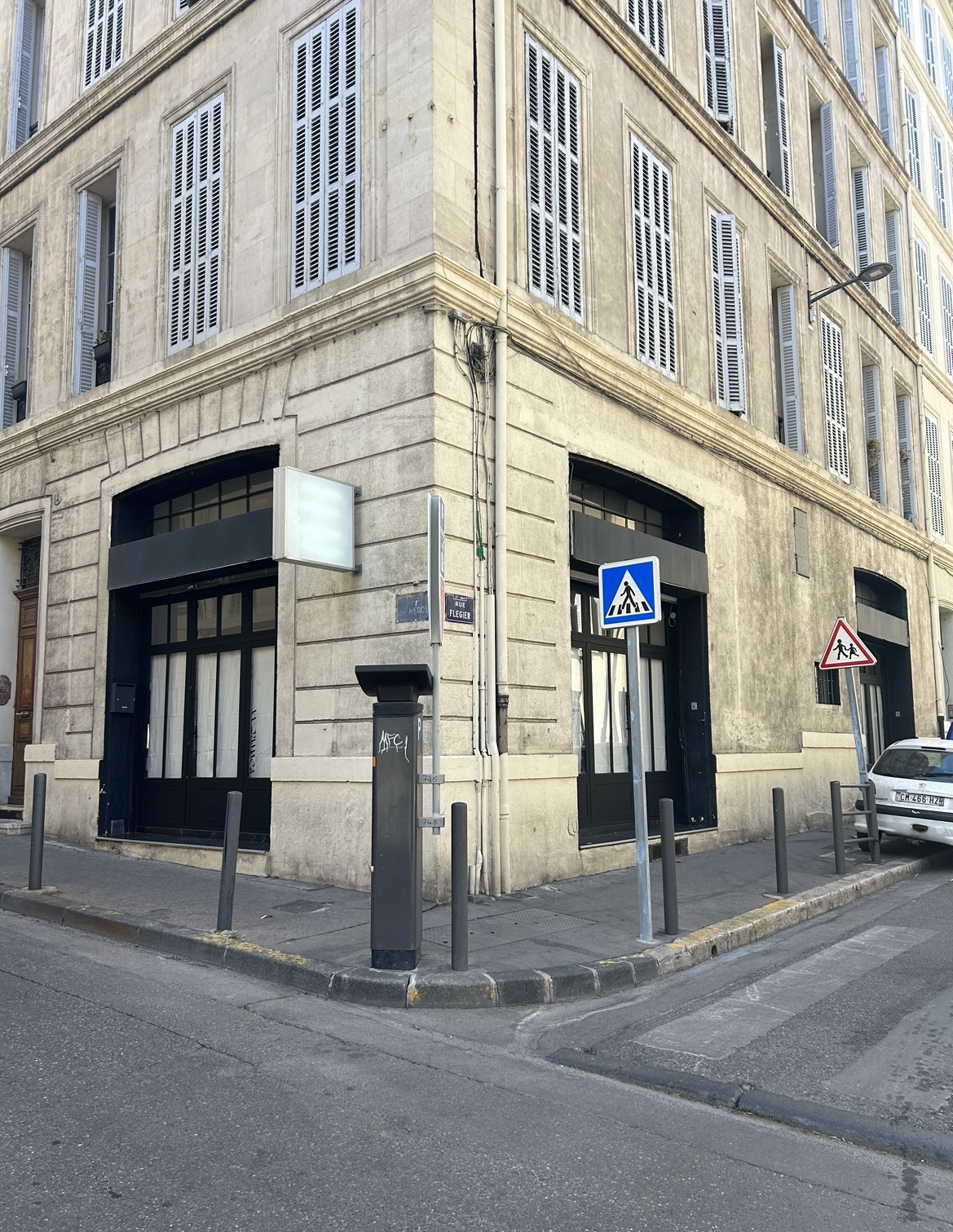 Façade du local Le Marseillais en centre-ville de Marseille