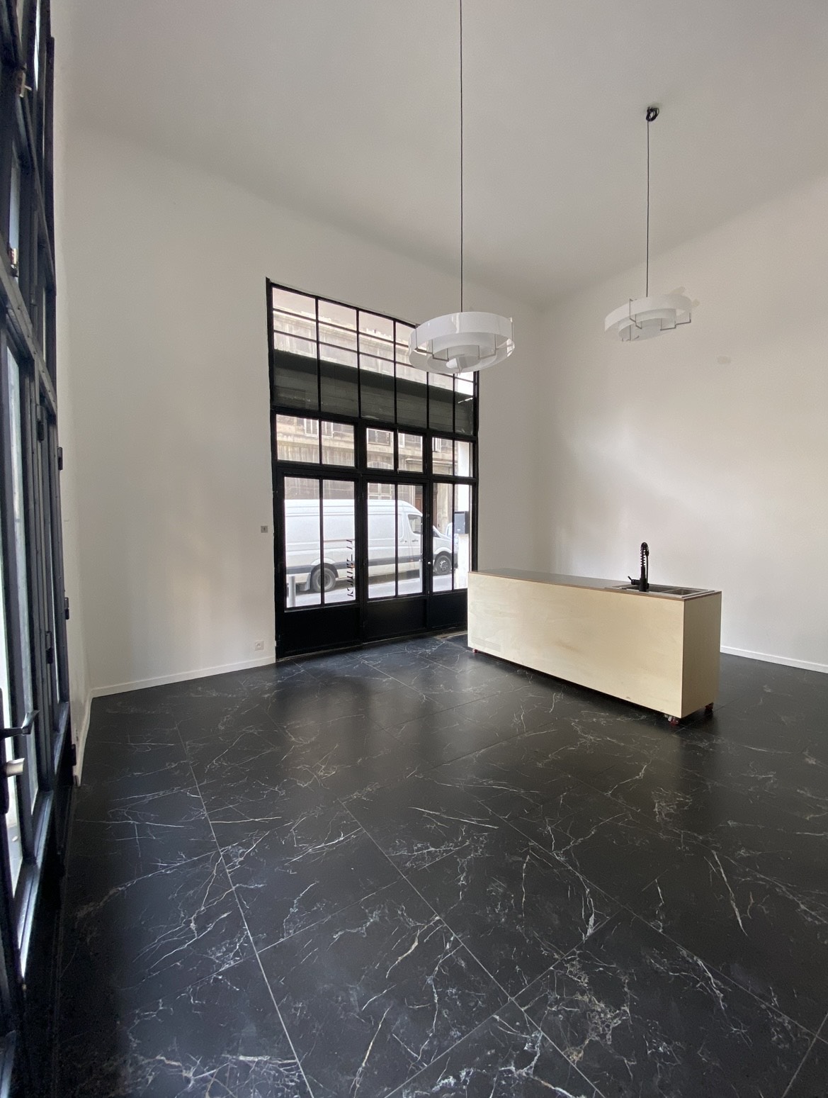 Intérieur lumineux du local événementiel Le Marseillais à Marseille