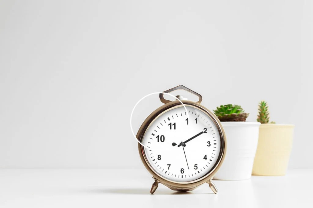 With placeit's print mockups, you can create the perfect promotional pictures for your brand's original designs for drinkware. Free Rounded Table Clock Mockup Psd Template Mockup Den