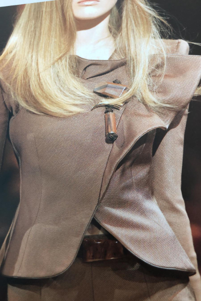 In metallo che vanno dall'azzurro al rosa sono in grado di esaltare tutta . Cavalry, tessuto ad armatura diagonale - modaeimmagine.it