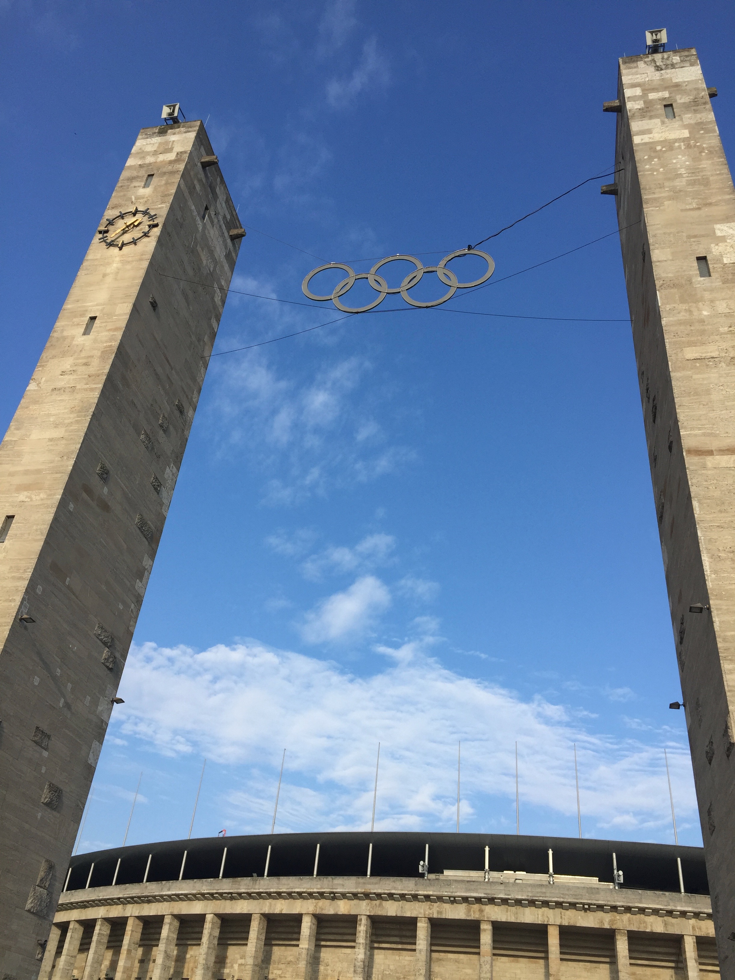 U2 // Brama główna przed stadionem w Berlinie.
