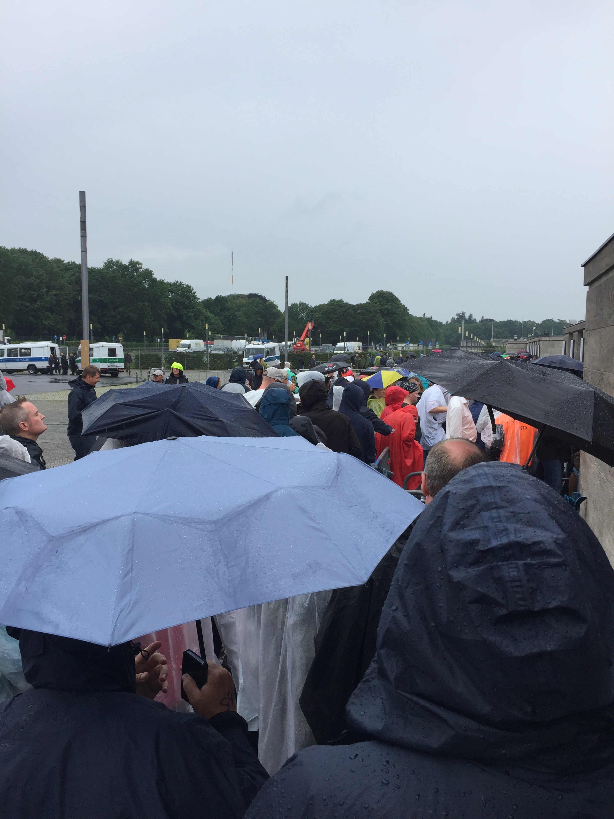 U2 // Kolejka przy bocznej bramie