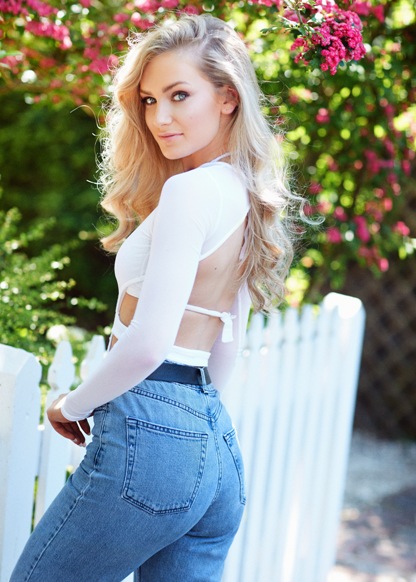 Leia A B Blia - High Resolution Dark Illustrations for Desktop