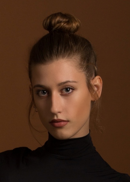 Lea O Models Plus - Elegant Light Wallpaper - Ultra HD