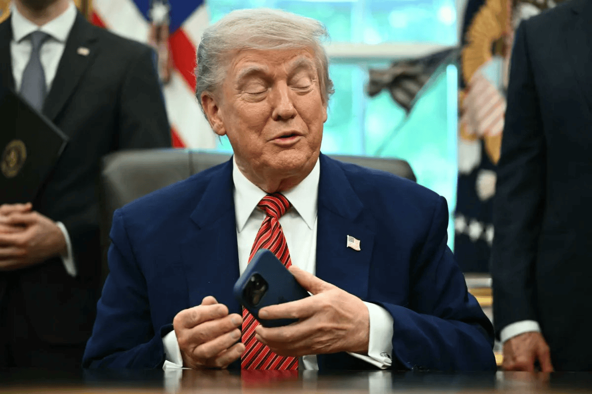 A striking blockchain analysis reveals that nearly one million retail investors lost $3.8 billion trading Donald Trump's official memecoin while the president profited.