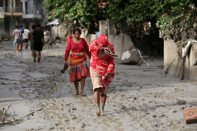 The death toll from massive flash floods and mudslides in Nepal has risen to 389, with hundreds missing under heavy mud.