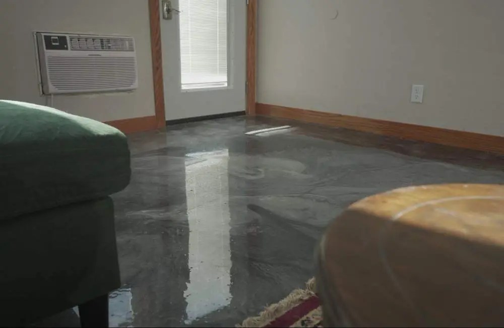Metallic epoxy interior floor