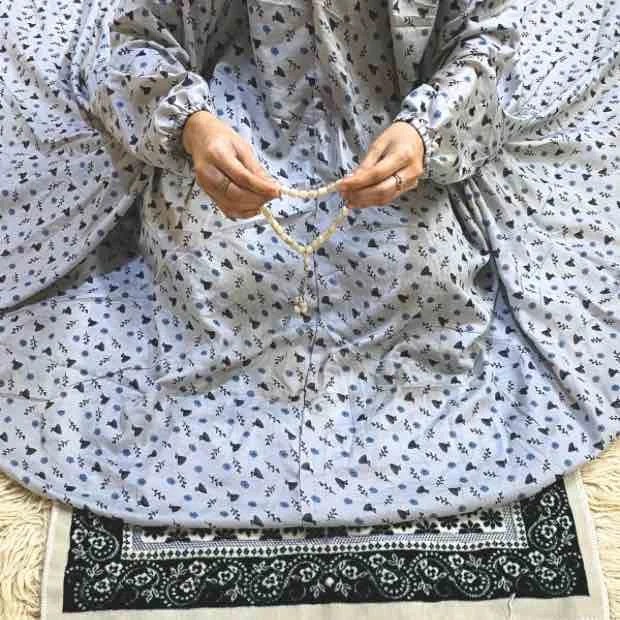 Namaz Chadar with Sleeves - Dove Rosette