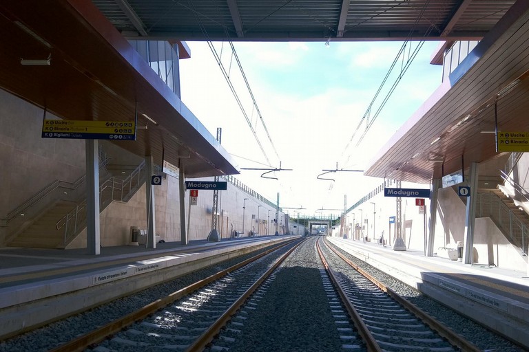 La distanza tra le due capitali è di circa 175 km ed è possibile percorrerla facilmente grazie ai 27 treni che partono giornalmente da brussel. Da Oggi Attiva La Nuova Fermata Rfi Di Modugno Ecco Gli Orari Delle Navette