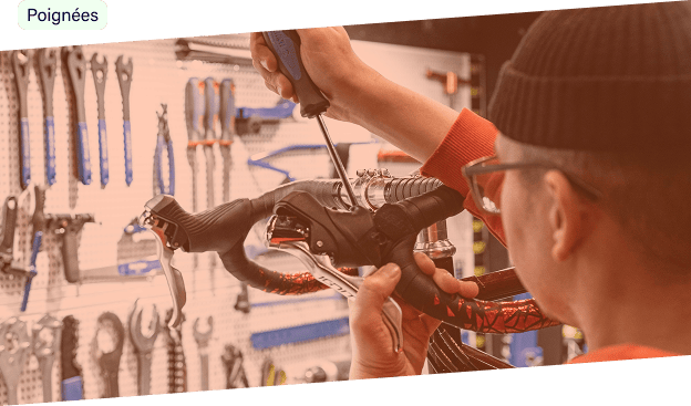 employé de Modulo réglant une poignée de vélo