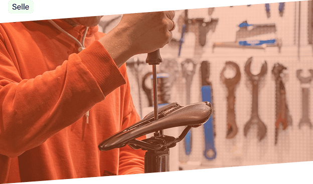 employé de Modulo réglant une selle de vélo