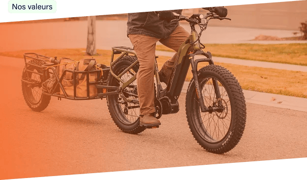 homme tirant une remorque adaptée à son vélo