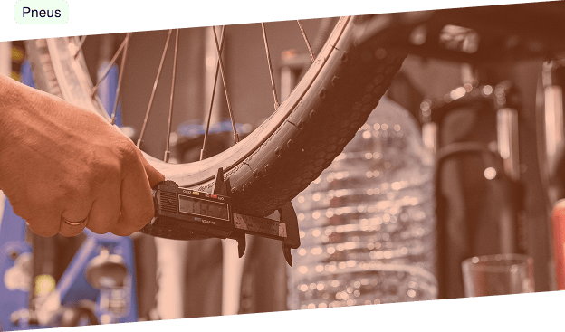 main mesurant avec un outil spécial un pneu de vélo