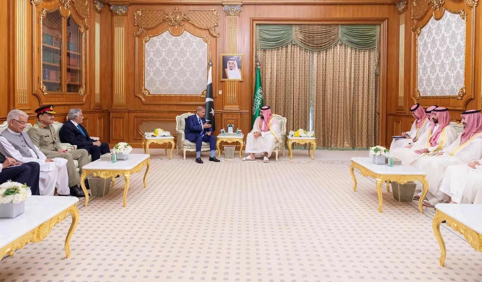 crown-prince-meets-pakistani-prime-minister