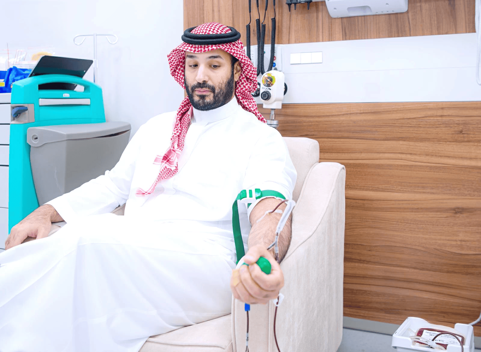 crown-prince-blood-donation-humanitarian-initiative-2