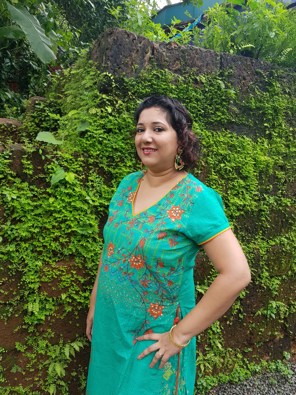 what to wear to a kerala wedding, kasavu saree, set saree, traditional kerala dress, white and gold kerala saree, kasavu kada, malayali wedding saree, hindu mallu saree, traditional south indian saree, biba dress on sale, biba dress, kurta and dress, green kurta on dress, BIBA outfit, BIBA fashion