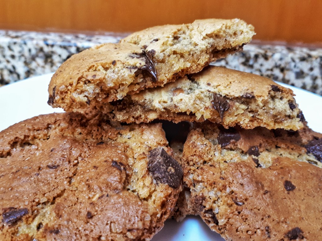 This week I have made some easy, crispy and chewy recipe of peanut butter cookies with chocolate chips. This time I use dark and milk chocolate. These cookies are extra soft and incredibly tasty!