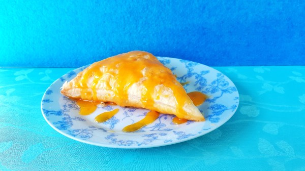 20180923_144735-01 These homemade turnovers are made with frozen puff pastry which makes them so easy and quick to make. The richness of the egg cream makes them unforgettable!!