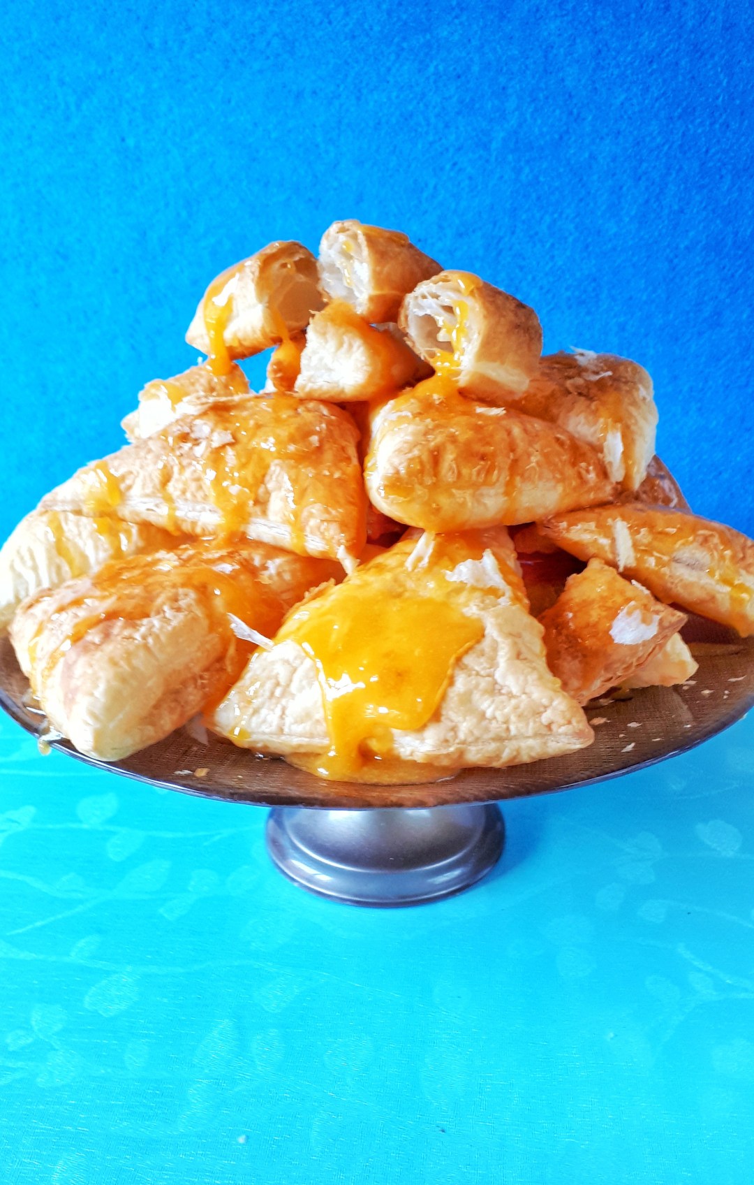 These puff pastry turnovers made with frozen puff pastry are so easy and quick to make. The richness of the eggs cream makes them unforgettable !