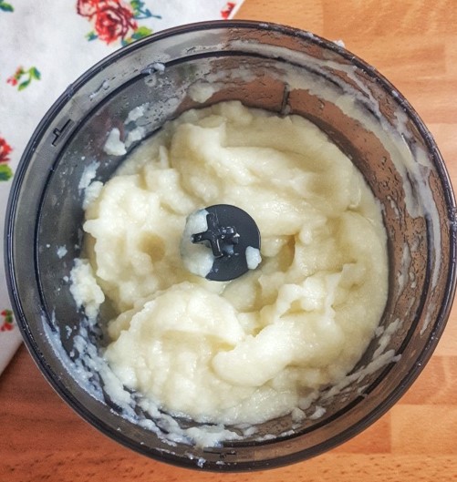 Keto mashed cauliflower made with garlic and topped with cheddar cheese is the best low-carb side dish. It's so creamy and buttery... is all that we need!! 
