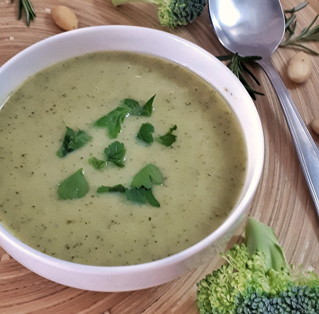 Creamy broccoli soup is a keto, paleo, and whole30 recipe that is healthy and flavorful. It´s shockingly easy and it's ready in just 30 minutes.