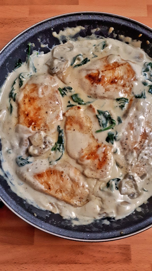 This creamy Parmesan mushroom chicken is an easy and healthy recipe that's ready in 30 minutes. It´s also #Low Carb and #Keto-Friendly