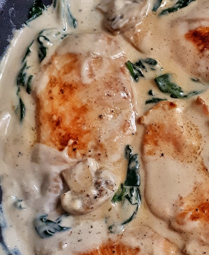 This creamy Parmesan mushroom chicken is an easy and healthy recipe that's ready in 30 minutes. It´s also Low Carb and Keto-Friendly!