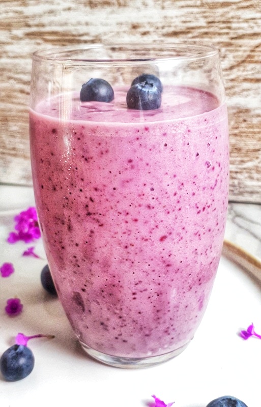 This blueberry smoothie is creamy, healthy and perfectly delicious keto and vegan breakfast. It takes less than five minutes. #ketobreakfast #smoothie
