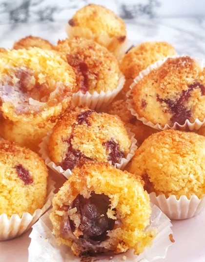 These irresistible coconut macaroons filled with blueberry are keto, low carb, paleo and sugar-free. They're ready in less than 30 minutes!