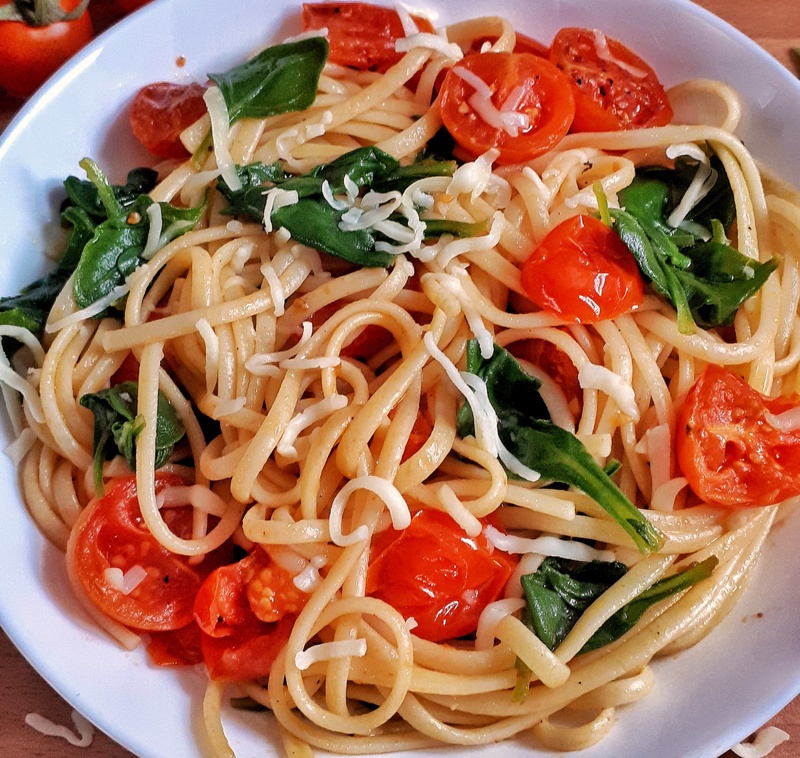 This easy spinach and tomato pasta recipe is simple, fresh, and healthy! Perfect for your weeknight dinner, it takes less than 30 minutes to be ready!