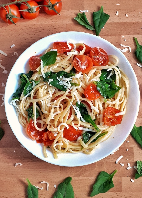 This easy spinach and tomato pasta recipe is simple, fresh, and healthy! Perfect for your weeknight dinner, it takes less than 30 minutes to be ready!