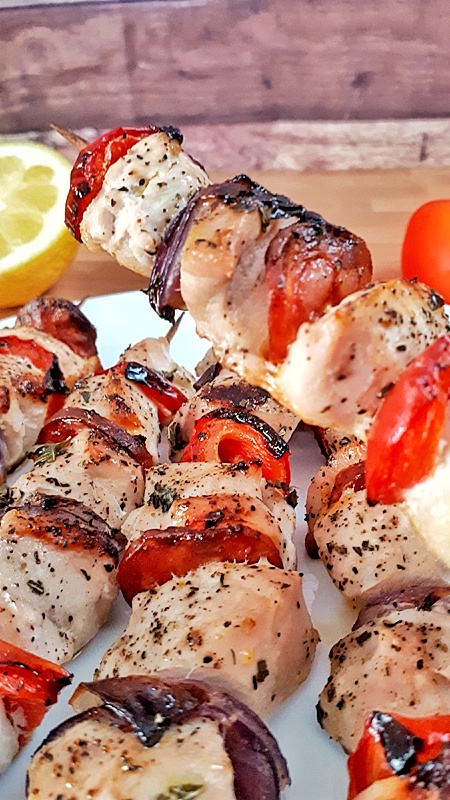 These chicken kebabs are soaked in a fresh lemon pepper marinade. You can make them in the grill or in the oven. It's a delicious keto dinner. #ketorecipe