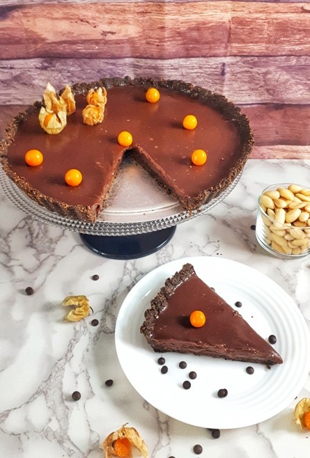 This creamy keto and low carb chocolate ganache tart is an easy and quick gluten-free, grain-free and sugar-free recipe. #ketodessert