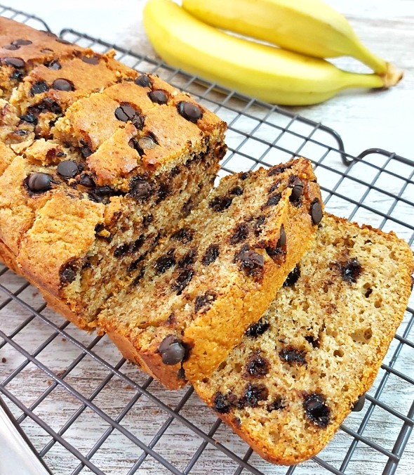This weight watchers sugar-free Chocolate Chip Banana Bread is so good that you won't miss those extra calories!This recipe has only 6 Smartpoints|