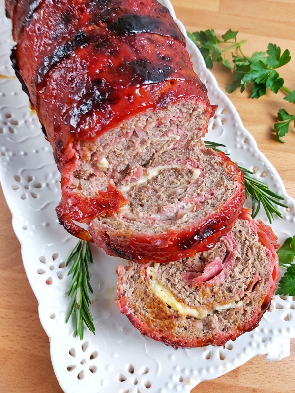keto-meatloaf-recipe The best low carb and ketoBest Keto Bacon Weapped Cheese Stuffed Meatloaf recipe that it´s tender and juicy on the inside and topped with a zesty topping!