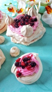 We have 7 healthy and easy options for tour busy nights, and also one delicious and elegant dessert: Keto Mini Pavlova... #ketorecipes