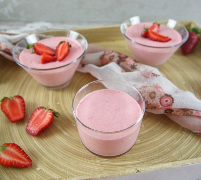 This keto strawberry mousse is fluffy, creamy, and sugar-free. It’s made with only 5 ingredients, it's the perfect keto dessert to serve at any occasion.