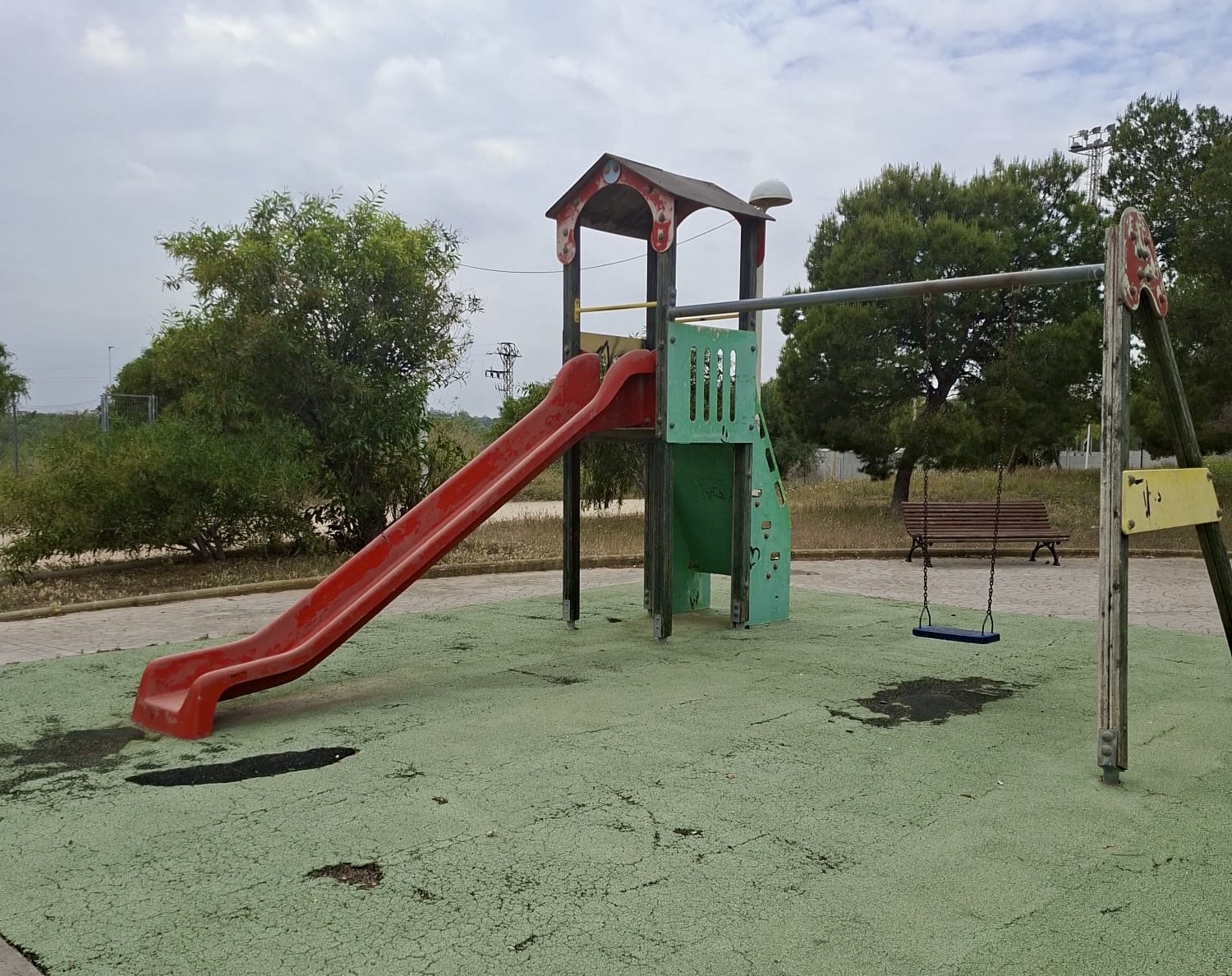 Moncada destinará 500.000 euros a renovar los parques infantiles de los barrios periféricos