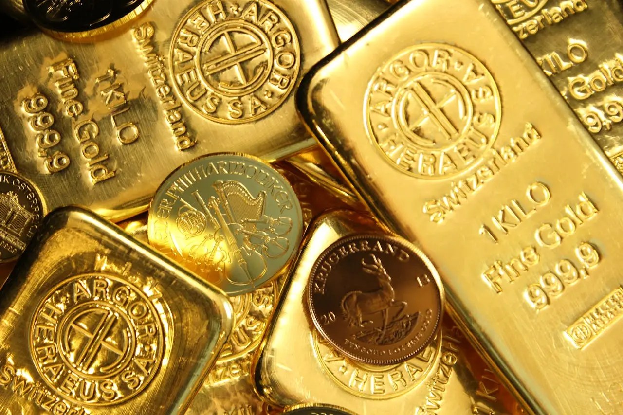 Gold bars and coins symbolizing gold and precious metals as an investment strategy to protect financial portfolios during economic uncertainty.