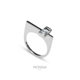 Anillo de plata 950 con una piedra natural de aguamarina.
