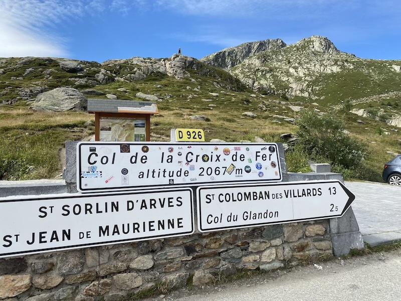 Comment préparer un voyage moto de plusieurs jours sans transformer l&rsquo;aventure en contrainte